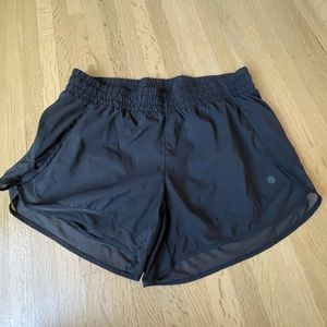 Athleta black mesh racer run short 4in seam, Med